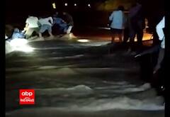 Amreli : લોકોએ ના પાડવા છતાં યુવકે ધમસતા પાણીમાં નાંખ્યું બાઇક ને તણાયો, જુઓ LIVE VIDEO