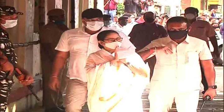 মিত্র ইনস্টিটিউশনে ভোট দিলেন মমতা বন্দ্যোপাধ্যায়। দুপুর তিনটে বারোয় বাড়ি থেকে বেরোন তিনি। তারপর গাড়িতে মিত্র ইনস্টিটিউশনে গিয়ে ভোট দেন তিনি। ভোট দিয়ে ৪ মিনিটের মধ্যেই মিত্র ইনস্টিটিউশন থেকে বেরিয়ে ফের বাড়ি ফেরেন মুখ্যমন্ত্রী।