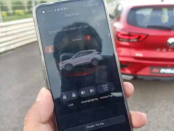 स्पेस च्या बाबतीत Astor भरपूर आरामदायक आहे, मागच्या बाजूचा हेडरूम/लेगरूम बराच चांगला दिला गेलाय..