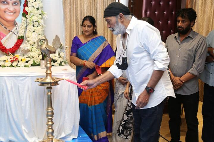పద్మావతి చిత్రపటం వద్ద దీపం వెలిగిస్తున్న రాజశేఖర్. Image credit: twitter@BARajuteam