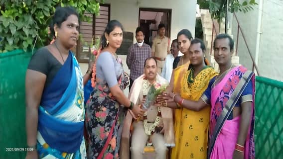 Anantapur News: సీఐపై పూల వర్షం కురిపించిన హిజ్రాలు... ఎందుకో తెలుసా!