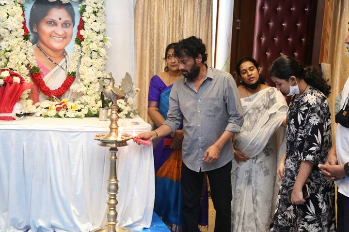 పద్మావతి చిత్రపటం వద్ద దీపం వెలిగిస్తున్న చిరంజీవి. Image credit: twitter@BARajuteam