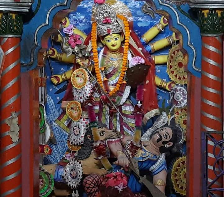 কিন্তু, এখন সেই রাজাও নেই। আর রাজ্যপাটও নেই। নেই সেই জৌলুষ। তবে, রয়ে গিয়েছে কিছু নিয়মের রেশ।