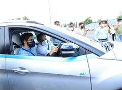 ठाकरे कुटुंबातूनच राजकारणाचा वारसा मिळालेले पर्यावरण मंत्री आदित्य ठाकरे यांनी काल पुणे शहराला भेट देऊन पर्यावरण संदर्भात विविध विषयांचा आढावा घेतला!