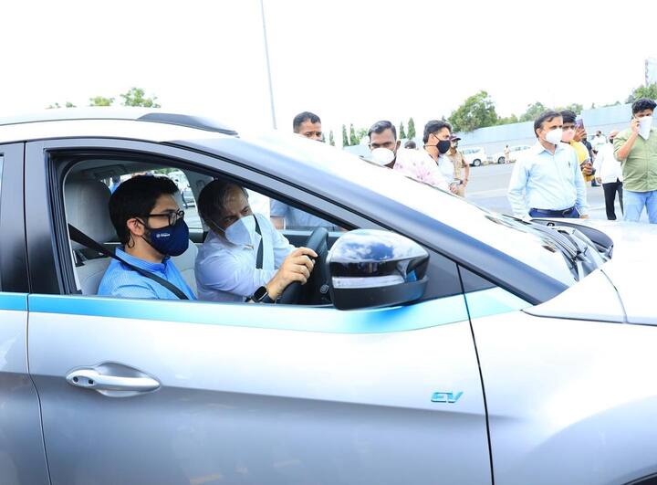 ठाकरे कुटुंबातूनच राजकारणाचा वारसा मिळालेले पर्यावरण मंत्री आदित्य ठाकरे यांनी काल पुणे शहराला भेट देऊन पर्यावरण संदर्भात विविध विषयांचा आढावा घेतला (Photo : @adityathackeray/IG)