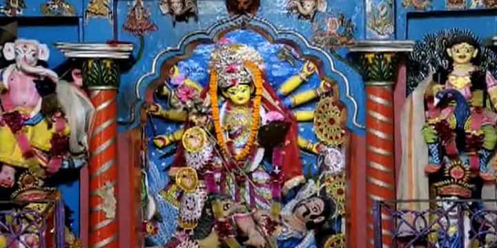 বর্তমানে আড়ম্বরে কিছুটা ভাটা পড়লেও, বিষ্ণুপুরবাসীর কাছে মল্ল রাজবাড়ির এই পুজোর আগ্রহ আগের মতোই। (সব ছবি ও তথ্য তুহিন অধিকারী)