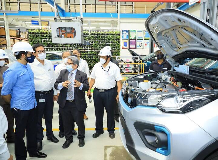 पुण्याला २०३० पर्यंत कार्बन न्यूट्रल शहर बनवण्याच्या उपाययोजनांबाबतही बैठक झाल्याचे त्यांनी सोशल मीडियाद्वारे सांगितले.. (Photo : @adityathackeray/IG)