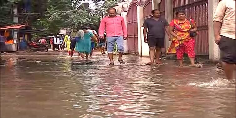 Bhabanipur By Poll 2021 part of diamond harbour road still waterlogged voters reach to booth by crossing water Bhabanipur By-Poll 2021 : ডায়মন্ড হারবার রোডের একাংশ এখনও জলমগ্ন, জল ডিঙিয়েই ভোট দিতে যাচ্ছেন ভোটাররা