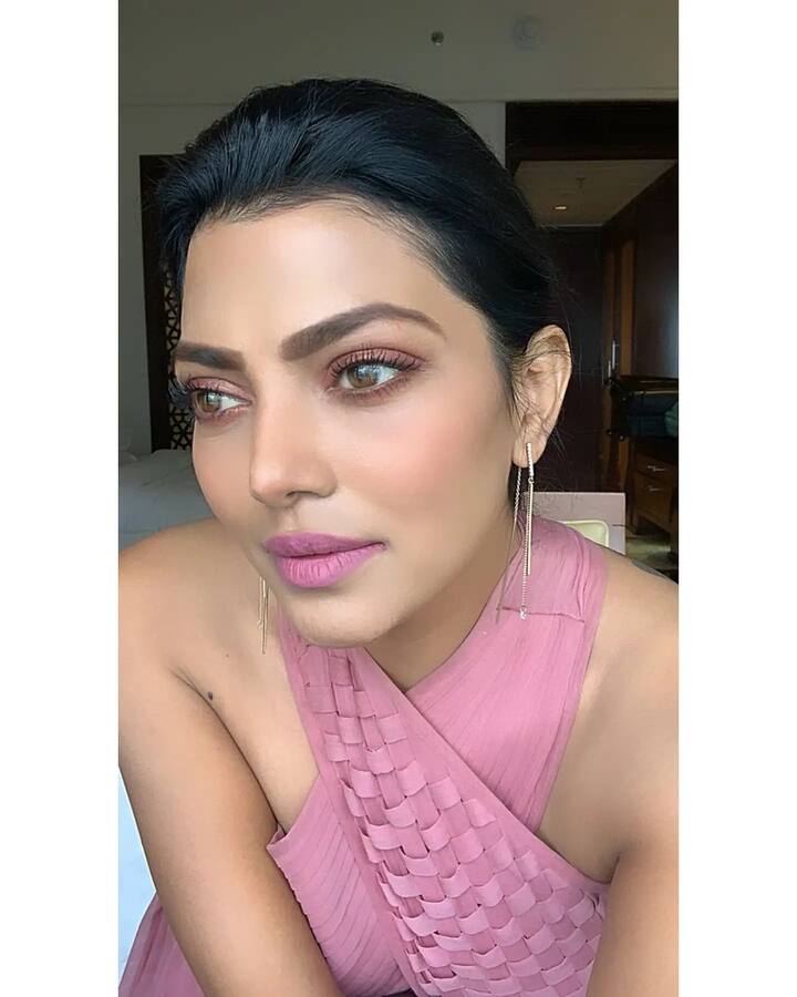 (Photo source:Instagram)మూడోవారంలో మాత్రం రవి, ప్రియ, లహరిల మధ్య జరిగిన రచ్చే ఆమె ఎలిమినేషన్ కు కారణమనే వాదనలు కూడా ఉన్నాయి.
