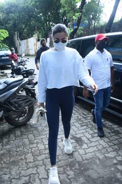 In Pics: बेटे रणबीर कपूर और आलिया भट्ट के साथ मुंबई में घूमने निकली नीतू कपूर, देखिए शानदार तस्वीरें