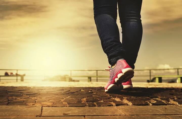 একসঙ্গে অনেকে হাঁটতে বেরবেন না। অনেকেই এই সময় গল্প করতে করতে হাঁটেন। এই অভ্যাসগুলো কিন্তু মেদ কমানোর পথে বাধা হতে পারে।