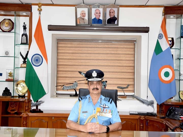 New IAF Chief: एयर चीफ मार्शल वीआर चौधरी ने संभाला 27वें वायु‌सेना प्रमुख के तौर पर चार्ज, जानिए उनके बारे में