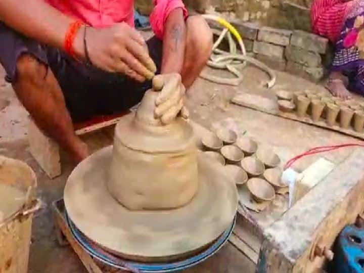 Ayodhya Potter families pain spilled over Deepotsav this demand from Yogi Government ann Ayodhya Deepotsav 2021: दीपोत्सव को लेकर अयोध्या के कुम्हार परिवारों का छलका दर्द, सरकार से की ये मांग  
