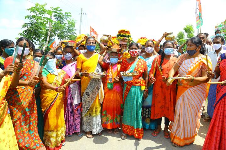 బతుకమ్మలతో ఈటల ప్రచారానికి స్వాగతం చెబుతున్న మహిళలు..  (Image Courtesy: Twitter/Eatala Rajender)