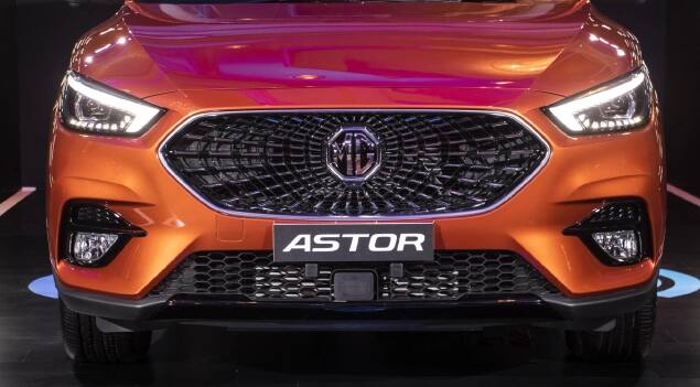 ਇਸ SUV ਦੇ ਇੰਟੀਰੀਅਰ ਦੀ ਕੁਆਲਿਟੀ ਕਾਫੀ ਚੰਗੀ ਹੈ। ਦੋ ਡਿਊਲ-ਟੋਨ ਅਤੇ ਸਾਰੇ ਕਾਲੇ ਇੰਟੀਰਿਅਰ ਸਮੇਤ ਤਿੰਨ ਰੰਗ ਸਕੀਮਾਂ ਹਨ। ਸਾਡੇ ਕੋਲ ਲਾਲ/ਕਾਲਾ ਡਿਊਲ ਟੋਨ ਸੀ ਤੇ ਇਹ ਅਲਮੀਨੀਅਮ ਐਕਸੈਂਟ/ਸਾਫਟ ਟੱਚ ਮੈਟੀਰੀਅਲ ਨਾਲ ਮਿਲ ਕੇ ਕੈਬਿਨ ਦੀ ਗੁਣਵੱਤਾ ਲਈ ਇੱਕ ਸੰਭਾਵਤ ਤੌਰ 'ਤੇ ਨਵਾਂ ਬੈੰਚਮਾਰਕ ਹਨ। ਐਸਟਰ ਸਪੇਸ ਦੇ ਮਾਮਲੇ ਵਿੱਚ ਕਾਫ਼ੀ ਆਰਾਮਦਾਇਕ ਹੈ। ਇਸ ਵਿੱਚ ਚਾਰ ਸੀਟਾਂ ਆਰਾਮਦਾਇਕ ਹਨ, ਜੋ ਕਿ ਪਿਛਲੇ ਯਾਤਰੀਆਂ ਲਈ ਕਾਫ਼ੀ ਆਰਾਮਦਾਇਕ ਹੈ। ਪਿਛਲੇ ਪਾਸੇ ਹੈੱਡਰੂਮ/ਲੇਗਰੂਮ ਕਾਫ਼ੀ ਵਧੀਆ ਹੈ, ਪਰ ਖਿੜਕੀਆਂ ਦੇ ਉੱਠਣ ਕਾਰਨ ਇਹ ਥੋੜਾ ਛੋਟਾ ਲੱਗਦਾ ਹੈ। ਸਾਨੂੰ ਦਰਵਾਜ਼ੇ ਕਾਫ਼ੀ ਵੱਡੇ ਲੱਗੇ।