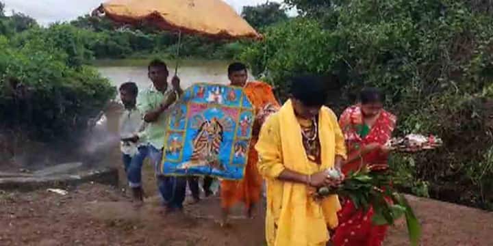 সহস্র বছরের নিয়ম মেনে, আজও ন’বার তোপধ্বনির মাধ্যমে সূচনা হয় পুজোর। গঙ্গামাটিতে তৈরি এই মূর্তির বিসর্জন হয় না। স্বপ্নাদেশ পেলে অঙ্গরাগ বা রং করা হয়।