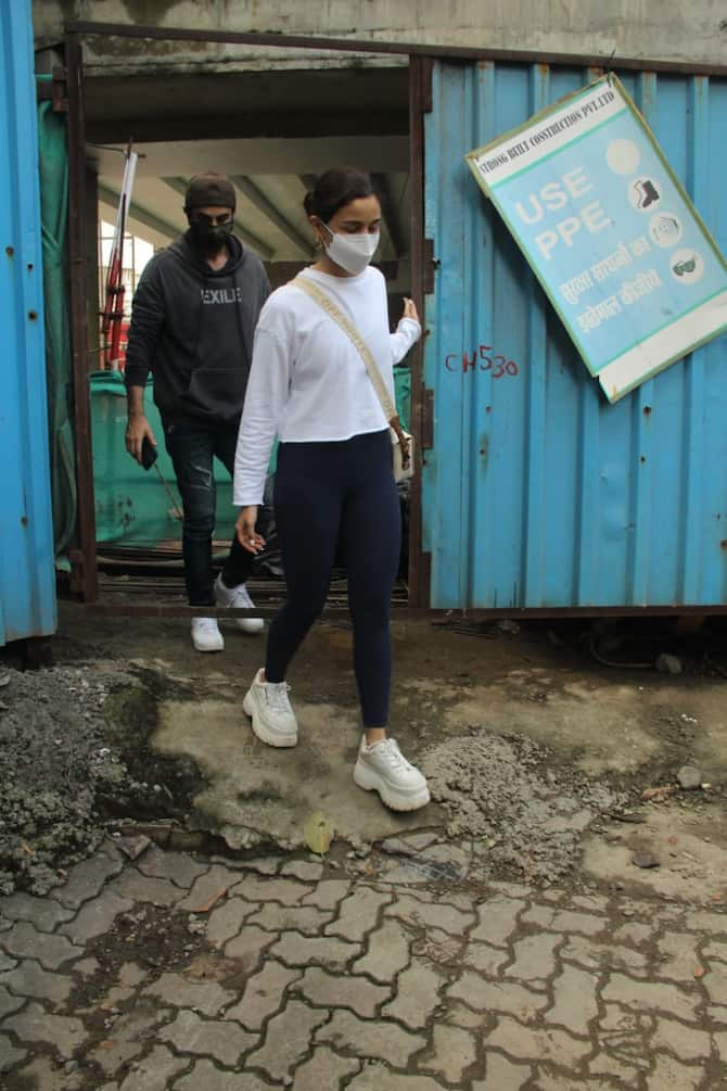 Ranbir Kapoor and Anushka Sharma were spotted at Mumbai airport