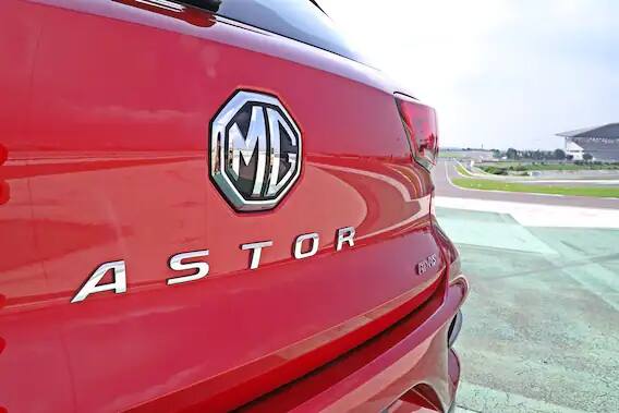 इलेक्ट्रॉनिक पार्किंग ब्रेक, 360 डिग्री कैमरा, एयर प्योरिफायर, टायर प्रेशर मॉनिटरिंग सिस्टम और स्मार्टफोन कनेक्टिविटी इत्यादी गोष्टी गाडीला उंचीवर पोहचवतात..