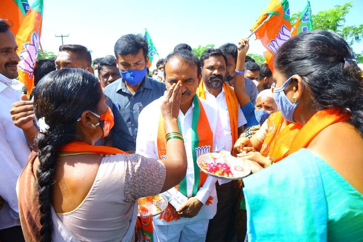 పేదల గొంతుకగా ఉన్న తనను గెలిపించాలని హుజూరాబాద్ ప్రజలను కోరారు. అక్టోబర్‌ 30న ఓట్లన్నీ కమలం గుర్తుపై పడతాయని.. నవంబర్‌ 2న ఓట్ల లెక్కింపు నాడు టీఆర్ఎస్ నేతల దిమ్మతిరుగుతుందని అన్నారు.  (Image Courtesy: Twitter/Eatala Rajender)