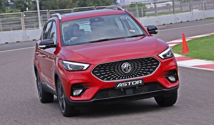 बहुत ही कम समय में MG मोटर ने Astor के रूप में चौथी एसयूवी पेश की है. इससे कंपनी की मंशा इस तथ्य के साथ नजर आती है कि भारतीय बाजार में एसयूवी की जबरदस्त मांग है. ये एसयूवी हैं जो स्पेस, फीचर्स का परफैक्ट कॉम्बिनेशन है. ये बहुत बड़ी नहीं हैं, लेकिन बहुत छोटी भी नहीं हैं. MG Motor का दावा है कि एस्टर इसे सबसे अलग बनाने के लिए पर्याप्त है. आइए देखते हैं.