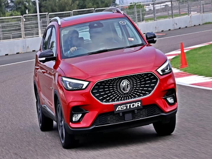 When you see it, the Astor is a conventionally good looking SUV while the design slants towards being a crossover. That said it is bigger than rivals and looks so with a sporty, long hood and a slanting rear. The front is interesting with that nice grille along with the narrow LED headlamps. From the side and rear the way the window line gets upward and the wide tail-lamps- all gives it a premium look. There are dual exhaust tops along with roof rails and cladding too. We had the top-end variants with the 17-inch wheels and they again look great.