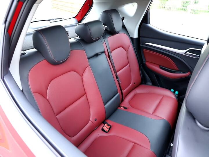 Other features include a massive panoramic sunroof which covers 90 percent of the roof, a 6-way powered driver's seat, electronic parking brake, 360 degree camera, heated ORVM, air purifier, tyre pressure monitoring system, smartphone connectivity etc. However, there is no wireless charging, auto dimming rear view mirror or ventilated seats.