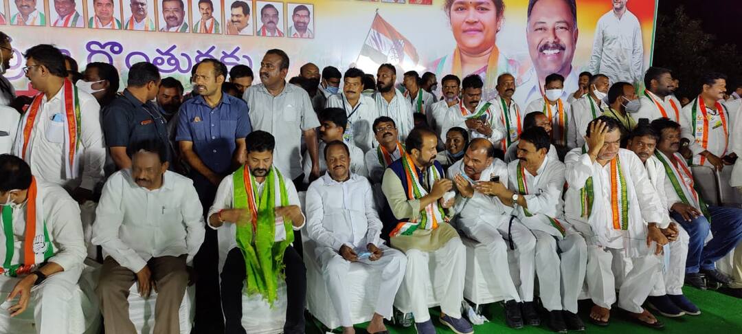 Revanth Reddy: ప్రశ్నించే గొంతుకలను అణిచివేస్తున్నారు.. అధికారంలోకి వచ్చాక బదులు తీర్చుకుంటాం.. భూపాలపల్లి సభలో రేవంత్రెడ్డి Bhupalpally: TPCC Chief Revanth Reddy slams TRS Party and MLA Gandra Venkata Ramana Reddy in Bhupalpally Revanth Reddy: ప్రశ్నించే గొంతుకలను అణిచివేస్తున్నారు.. అధికారంలోకి వచ్చాక బదులు తీర్చుకుంటాం.. భూపాలపల్లి సభలో రేవంత్రెడ్డి