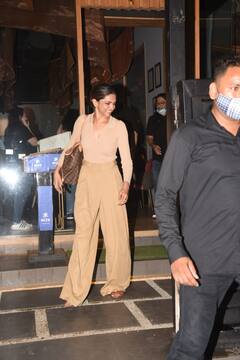 इतनी सी हंसी, इतनी सी खुशी: डिनर के लिए पहुंचीं Deepika Padukone दिखीं बेहद खुश, मुस्कान से बना दिया फैंस का दिन
