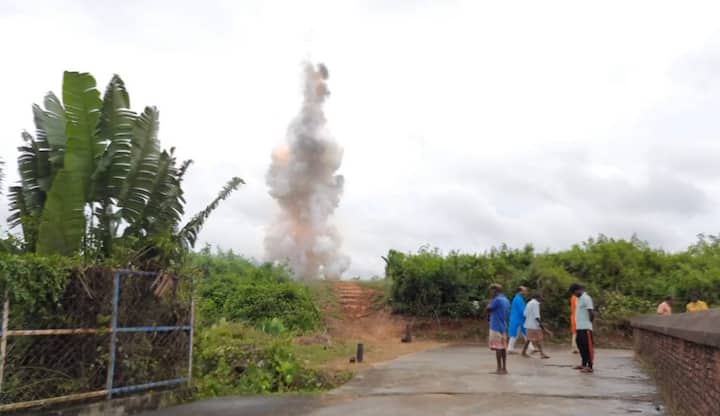কথিত আছে, কোনও এক দৈব ঘটনার মধ্যে দিয়ে এখানে শুরু হয়েছিল মৃন্ময়ীর আরাধনা। বিশাল জাঁকজমক, রাজকীয় সমারোহে পুজোর আয়োজন হত।