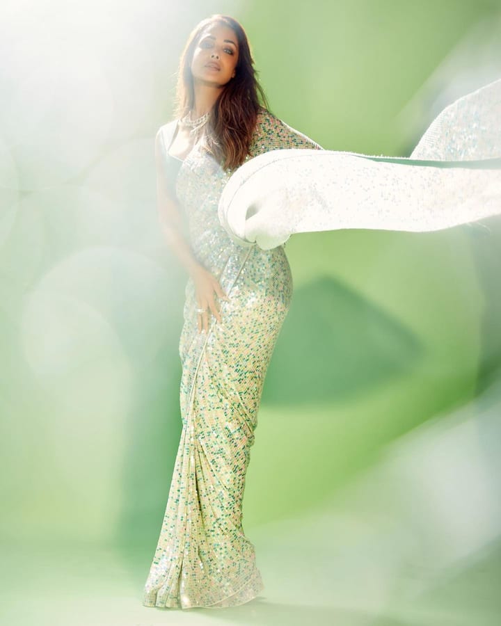 मनीष मल्होत्रा की मल्टी सेक्विन फॉरेस्ट ग्रीन साड़ी में मलाइका अरोड़ा का सिज़लिंग लुक इस वेडिंग सीजन में ग्लैमर का तड़का लगाने वाला है. वहीं मलाइका ने इस खूबसूरत साड़ी को पहनकर कपिल शर्मा के शो का पारा बढ़ा दिया.