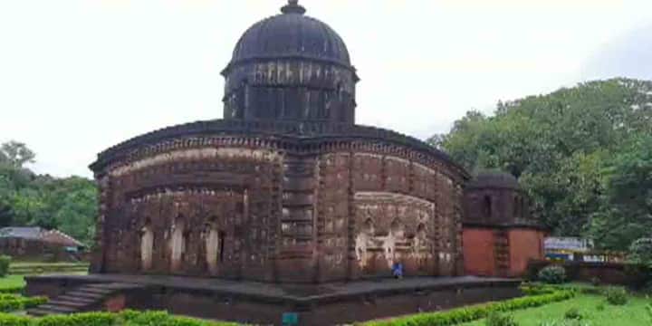রাজা জগৎমল্লর উদ্যোগেই বিষ্ণুপুরে তৈরি হয় মৃন্ময়ীর মন্দির। ধীরে ধীরে প্রদ্যুম্নপুর থেকে মল্ল রাজাদের রাজধানী সরে আসে বন বিষ্ণুপুরে। মৃন্ময়ী মন্দিরের অদূরেই তৈরি হয় রাজ প্রাসাদ। কূলদেবী হিসেবে মৃন্মময়ীর পুজার্চনা শুরু করে মল্লরাজ পরিবার।
