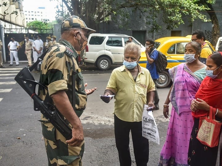 एक अन्य घटना में भाजपा नेता कल्याण चौबे की कार को सरत बोस रोड पर कथित रूप से क्षतिग्रस्त कर दिया गया. गौरतलब है कि चौबे हिन्दुस्तानी आवाम मोर्चा-सेक्यूलर के उम्मीदवार सतद्रु रॉय के चुनाव एजेंट के रूप में काम कर रहे थे.  कलकत्ता पुलिस ने घटना के संबंध में निर्वाचन आयोग को रिपोर्ट सौंपी जिसके बाद आयोग ने इसे राजनीतिक हमला बताने वाली रिपोर्ट को सिरे से खारिज किया. समसेरगंज में सुबह सात बजे मतदान शुरू होने से कुछ घंटे पहले बम फेंके गए. तृणमूल ने इन हमलों के लिए कांग्रेस को जिम्मेदार बताया है, हालांकि पार्टी ने आरोपों को आधारहीन बताकर खारिज किया है.