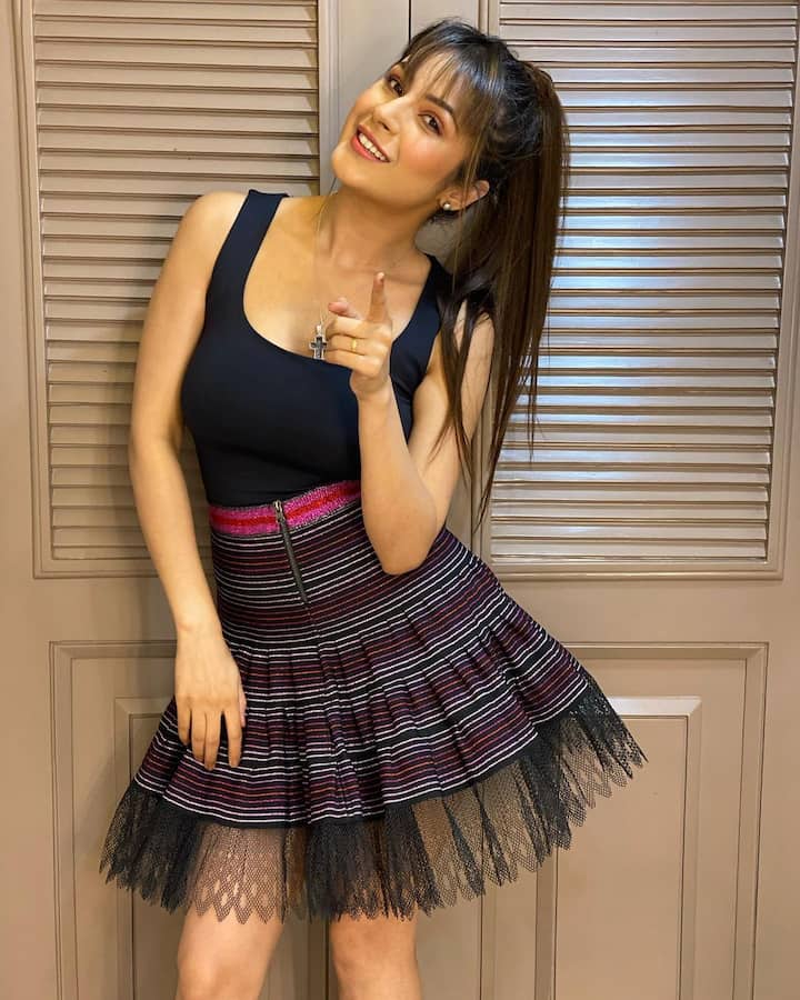 हाई पोनीटेल और फ्रंट बैंग्स के साथ शहनाज़ इस फोटो में और यंग दिख रही हैं. इसे वेस्टर्न शॉर्ट ड्रेसेस के साथ कैरी किया जा सकता है.