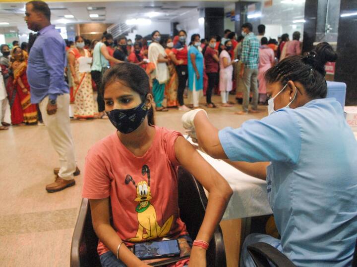 Corona Cases in Maharashtra 70 Lakh People Skip 2nd Jab Due to Festive Rush, Decline in Covid Cases Maharashtra: 70 Lakh People Lax With Second Covid Jab As Cases Decrease Amid Festive Season