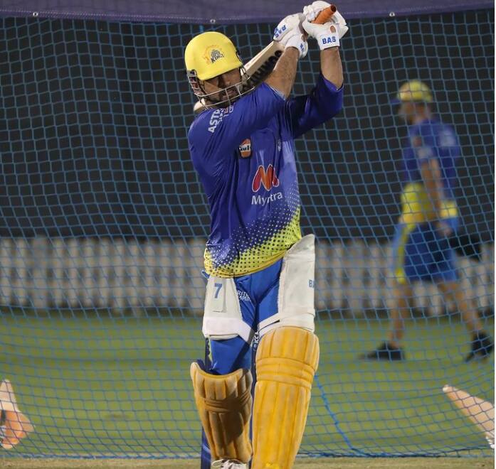 ஐ.பி.எல். தொடரில் இன்று இரவு 7.30 மணிக்கு ஷார்ஜாவில் நடைபெறும் போட்டியில் புள்ளிப்பட்டியலில் முதலிடத்தில் உள்ள சென்னை அணியும், புள்ளிப்பட்டியலில் கடைசி இடத்தில் உள்ள ஹைதராபாத் அணியும் நேருக்கு நேர் மோத உள்ளன.