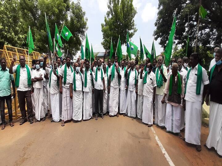 Farmers protest in front of Thiruvarur Collectorate demanding payment of crop insurance பயிர் காப்பீட்டுத் தொகை வழங்க கோரி திருவாரூர் ஆட்சியர் அலுவலகம் முன் விவசாயிகள் போராட்டம்