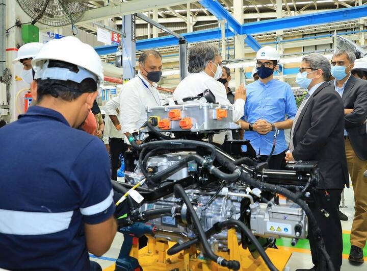 (Photo : @adityathackeray/IG)