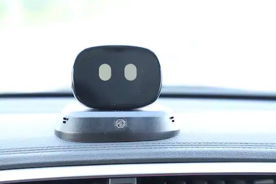 अजून सांगायचं झालं तर गाडीमध्ये एक मोठा पैनोरमिक सनरूफ दिला गेलाय जो गाडीचा 90 टक्के छप्पर कवर करतो..