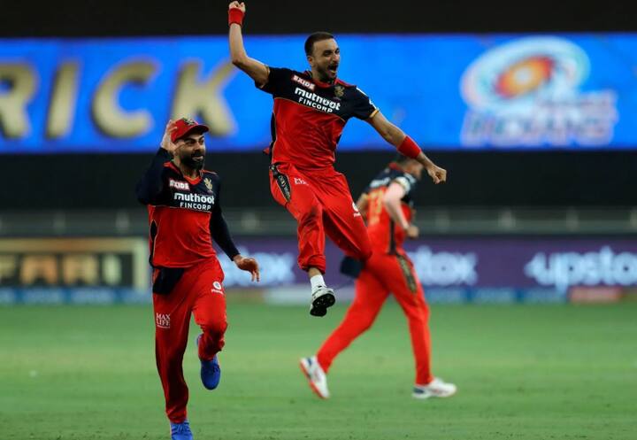 हर्षल पटेल आईपीएल के किसी एक सीजन में आरसीबी की ओर से सबसे ज्यादा विकेट लेने वाले अनकैप्ड खिलाड़ी बन गए हैं. इससे पहले यह खिलाड़ी युजवेंद्र चहल के नाम था.