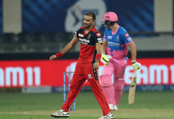 इंडियन प्रीमियर लीग के 14वें सीजन में शानदार प्रदर्शन कर रहे हर्षल पटेल ने राजस्थान रॉयल्स के खिलाफ तीन विकेट हासिल किए. हर्षल पटेल ने पर्पल कैप पर अपनी स्थिति बेहद मजबूत कर ली है. इसके साथ ही हर्षल पटेल आरसीबी की ओर से खेलते हुए बेहद खास मुकाम हासिल करने में कामयाब हुए हैं.