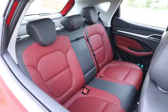 या गाडीच्या इंटीरियर ची क्वालिटी सुद्धा एकदम उत्तम असून ड्यूल-टोन आणि पूर्ण ब्लैक इंटीरियर अश्या तीन कलर स्कीम्स उपलब्ध असणारेत..