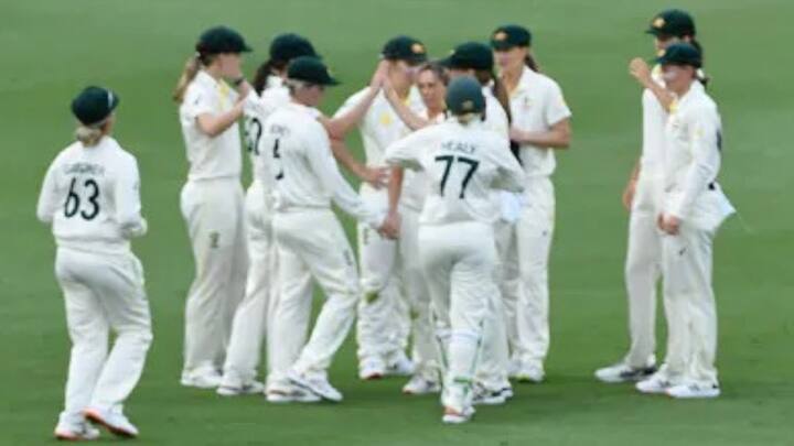 উইকেট পাওযার পর উল্লাসে মেতে অস্ট্রেলিয়ার মহিলা ক্রিকেট দল।