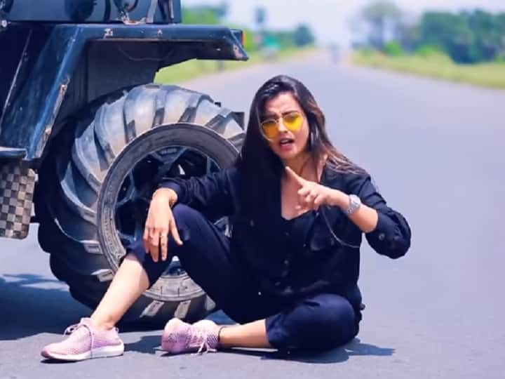 Bhojpuri Song: Bhojpuri Actress Akshara Singh Song Idhar Aane Ka Nahi Goes Viral on Youtube Video Here Bhojpuri Song: Akshara Singh के गाने ने दर्शकों के बीच मचाया कोहराम, यहां देखें उनका ग्लैमरस अंदाज