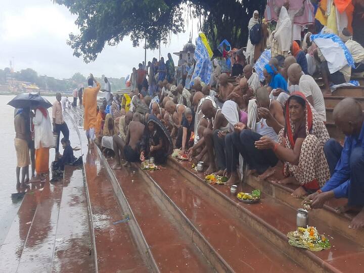Patripaksh Mela 2021: आपदा पर भारी पड़ रही आस्था, पितरों की मुक्ति के लिए बारिश में भींगकर पिंडदान कर रहे लोग