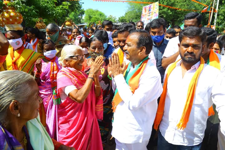 ఈ సందర్భంగా తనదైన శైలిలో అధికార టీఆర్ఎస్ పార్టీపై విరుచుకుపడ్డారు. తనపై టీఆర్ఎస్ నేతలు చేస్తున్న తప్పుడు ప్రచారాలను నమ్మవద్దని ప్రజలకు సూచించారు. (Image Courtesy: Twitter/Eatala Rajender)