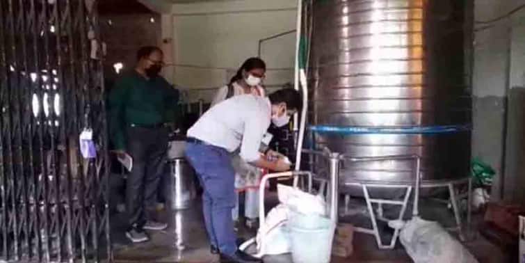 North 24 Parganas Fake pakaged drinking water factory unearthed at Madhyamgram owner on the run 1 detained North 24 Parganas: মধ্যমগ্রামে বেআইনি জলের কারখানার হদিশ, মালিক পলাতক, আটক ১ কর্মী