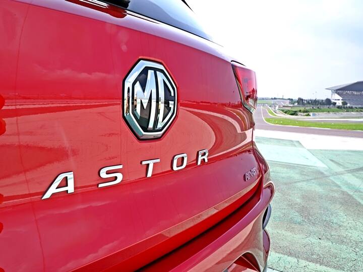 The Astor also gets options to change the steering and there is some addition in weight at higher speeds but it is overall light for city use yet just enough well weight to be qualified as a fun SUV. Out on the smooth roads of a track, the Astor felt very nimble and controlled when driven hard in terms of handling with all round disc brakes providing very good braking performance. We did take the Astor out on some roads nearby and the ride was impressive with being a lovely combination of handling/comfort.