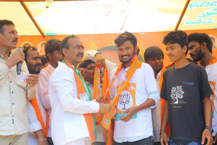 హుజూరాబాద్ ఉప ఎన్నికలో టీఆర్ఎస్ గెలవలేదనే ముఖ్యమంత్రి కేసీఆర్‌ కొత్త ఎత్తుగడ వేస్తున్నారని ఆరోపించారు. కేసీఆర్‌కు తాను లొంగిపోయినట్లు గతంలోనూ లేఖ సృష్టించారని గుర్తు చేశారు. దీనిపై పోలీసులకు ఫిర్యాదు చేసినా ఇప్పటి వరకు తేల్చలేదని పేర్కొన్నారు.  (Image Courtesy: Twitter/Eatala Rajender)