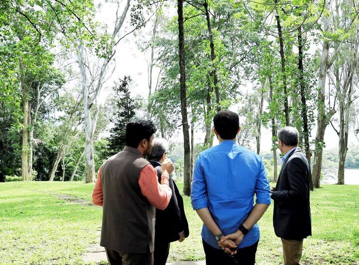 जनमानसात आपलं भक्कम स्थान निर्माण केलेले पर्यावरण मंत्री आदित्य ठाकरे यांनी काल पुण्यात वृक्षारोपणही केले. (Photo : @adityathackeray/IG)