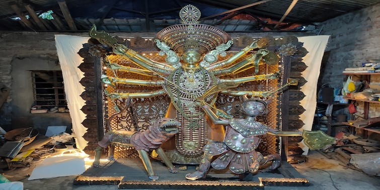 Durga Puja 2021 Visva Bharati Professor Ashish Ghosh has formed metallic statue which will be taken to Odisha Durga Puja 2021 : বিশ্বভারতীর অধ্যাপকের তৈরি ৩ কুইন্টাল ওজনের ধাতব দুর্গা পাড়ি দেবে ওড়িশা